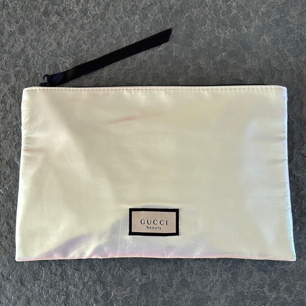 ⭐️Gucci iridescent cream Cosmetic Bag ⭐️ NWOT